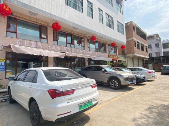 返鄉(xiāng)新能源車主尋覓公用充電樁，鄉(xiāng)村充電補能仍有待解決