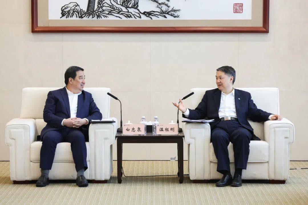 中國電氣裝備董事長白忠泉、總經(jīng)理周群拜訪中國華能董事長溫樞剛
