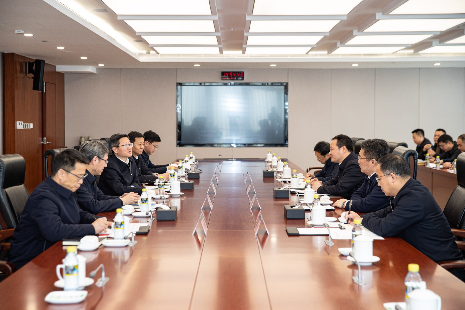 國(guó)家能源集團(tuán)公司總經(jīng)理、黨組副書記余兵會(huì)見上饒市委書記陳云