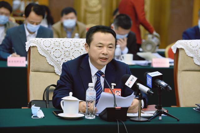 【兩會好聲音】全國人大代表、天能控股董事長張?zhí)烊危和苿印犊稍偕茉捶ā沸抻?，保障國家能源安? /></a></div>
				<div   id=