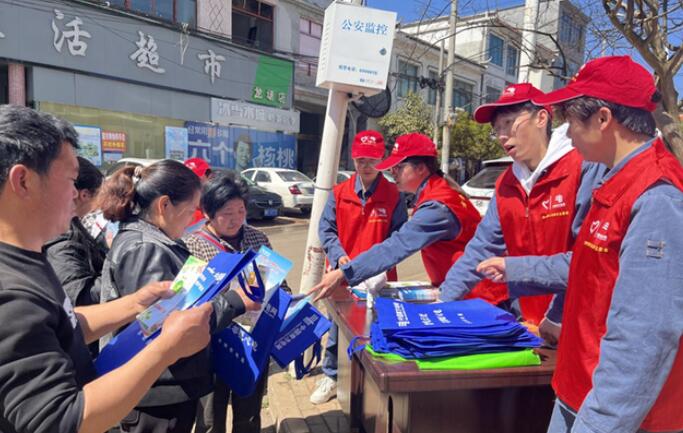 貴州水城供電局學雷鋒助春耕 志愿服務(wù)暖心田