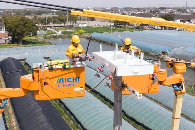 “零感知”帶電作業(yè)，農(nóng)村電網(wǎng)持續(xù)改造升級(jí)