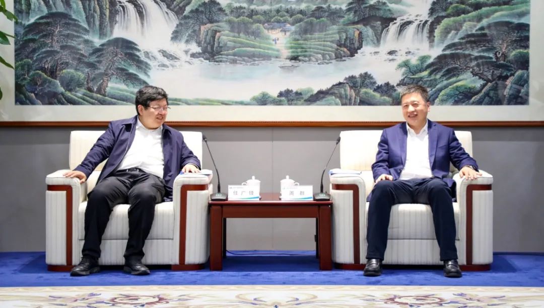 中國電氣裝備黨委副書記、總經(jīng)理周群會(huì)見濟(jì)南市副市長任廣鋒