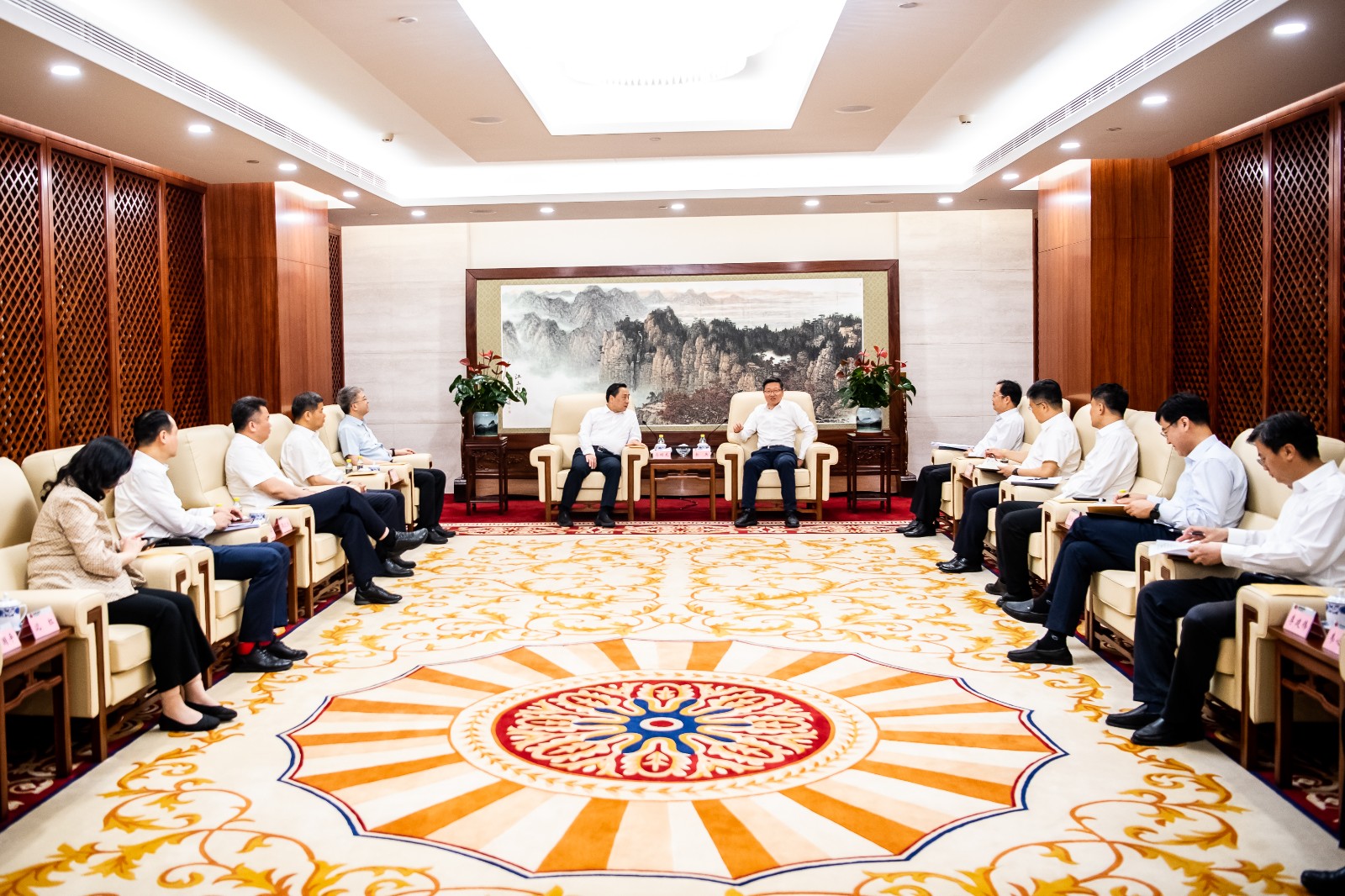 國家能源集團公司總經(jīng)理、黨組副書記余兵會見鎮(zhèn)江市委書記馬明龍一行