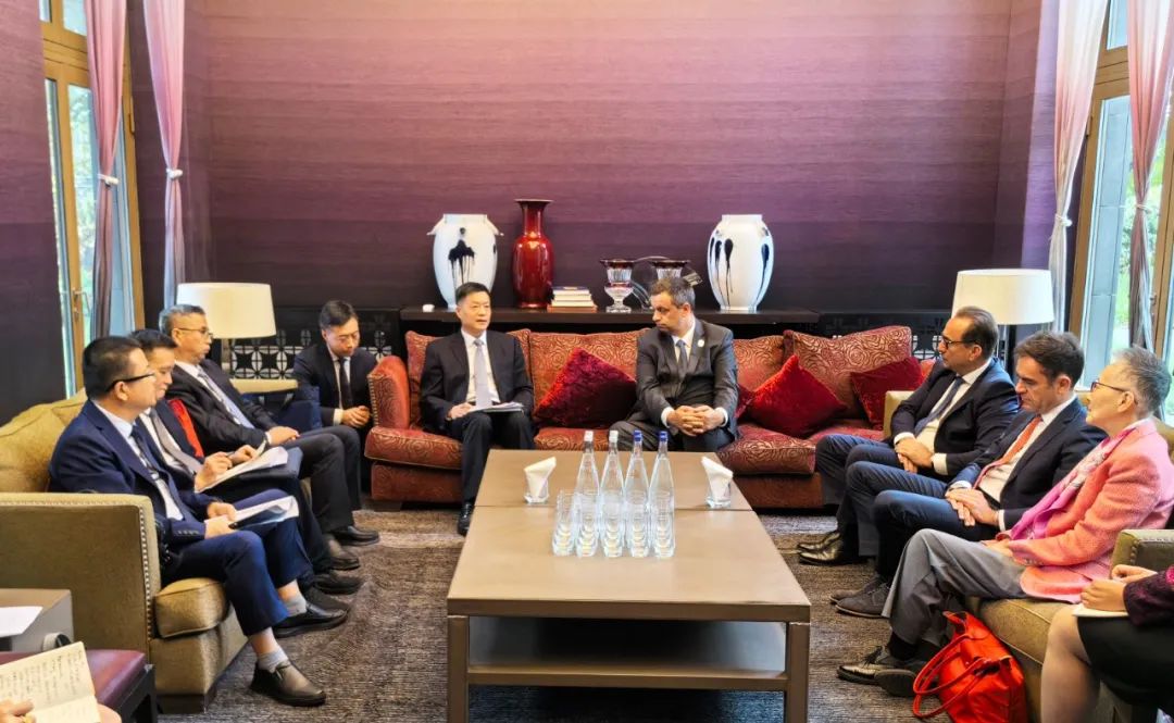 東方電氣集團(tuán)黨組書記、董事長(zhǎng)俞培根與法國(guó)電力集團(tuán)董事長(zhǎng)兼首席執(zhí)行官呂克·雷蒙會(huì)談