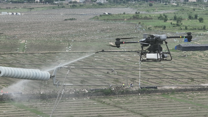 海南電網(wǎng)首次開(kāi)展規(guī)?；療o(wú)人機(jī)沖洗作業(yè)