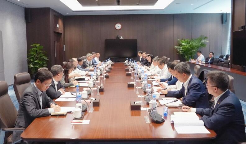 中國(guó)能建黨委書(shū)記、董事長(zhǎng)宋海良與中信集團(tuán)黨委書(shū)記、董事長(zhǎng)奚國(guó)華會(huì)談