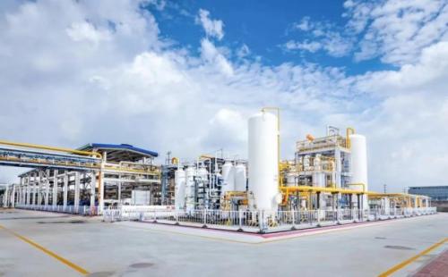 在百年上海龍華機(jī)場(chǎng)變身開(kāi)展城市更新的上海徐匯西岸地區(qū)，一座傾注綠色低碳技術(shù)的“零碳樓”拔地而起，即將進(jìn)入建筑環(huán)節(jié)中最忙碌、最繁瑣的裝修工程階段。這座“綠色建筑”是東航資產(chǎn)在民航建筑領(lǐng)域的創(chuàng)新探索成果，