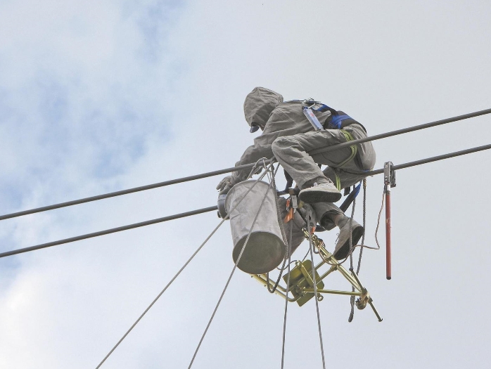 國網(wǎng)青海超高壓公司帶電安裝智能裝置，遠(yuǎn)程診斷線路故障