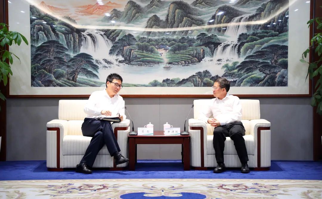 中國(guó)電氣裝備黨委書記、董事長(zhǎng)李洪鳳會(huì)見上海電氣集團(tuán)黨委書記、董事長(zhǎng)吳磊
