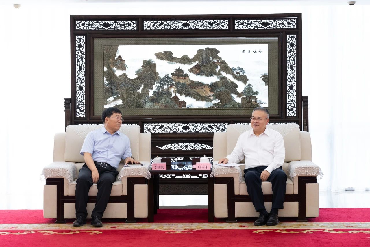華電集團(tuán)黨組副書記、總經(jīng)理葉向東與三峽集團(tuán)黨組副書記、總經(jīng)理李富民舉行會(huì)談