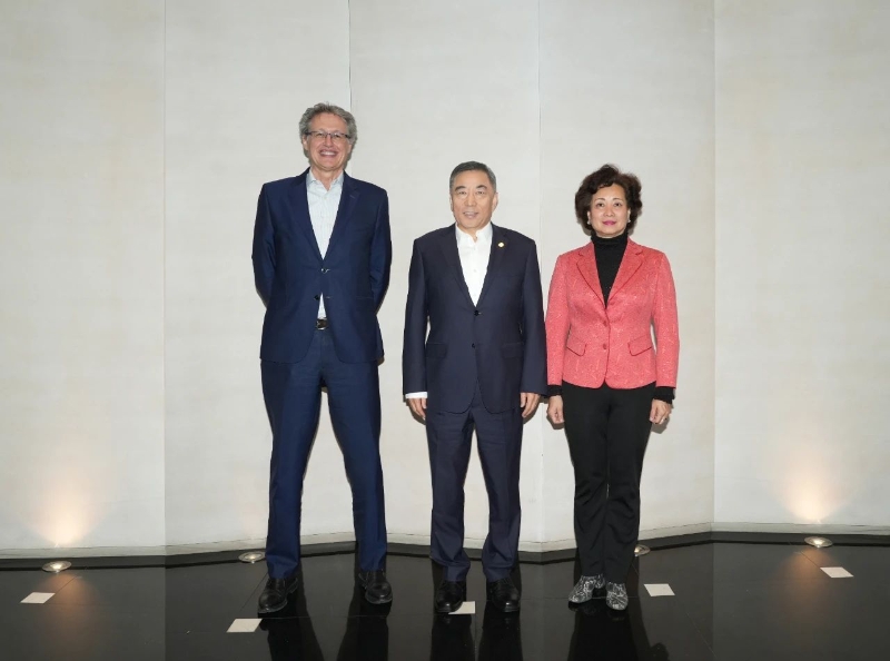 中國能建黨委書記、董事長宋海良與西班牙中國會創(chuàng)始會長陳弘夫婦會談