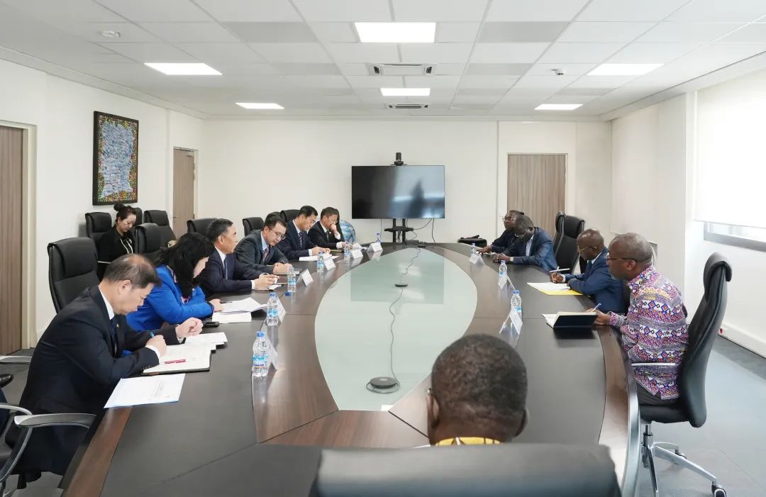 中國能建黨委書記、董事長宋海良與科特迪瓦水利、衛(wèi)生與健康部部長布瓦凱·福法納會談