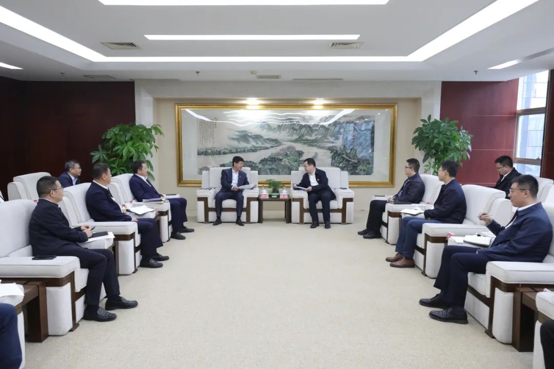 大唐四川公司黨委書記、董事長梁華與中能建西南區(qū)域總部黨委書記、總經(jīng)理，中能建西南投資公司黨委書記、董事長鄒小川會(huì)談