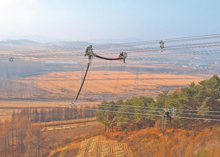 黑龍江抗冰防舞動， 超高壓線路裝上間隔棒