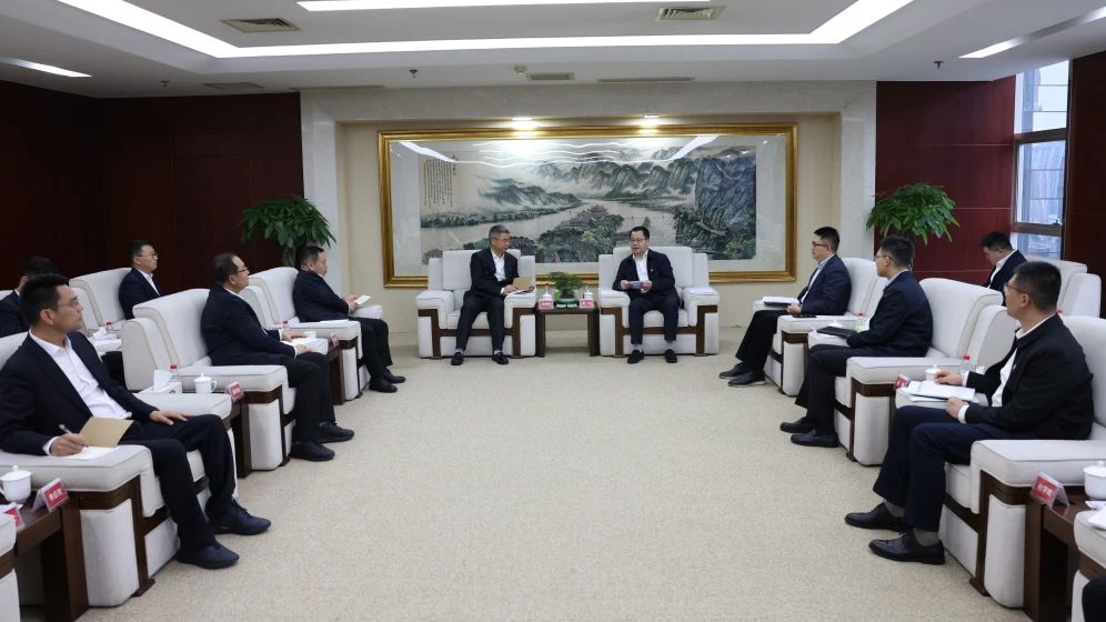 大唐四川公司黨委書記、董事長(zhǎng)梁華與中建新疆建工黨委副書記、總經(jīng)理吳剛柱會(huì)談