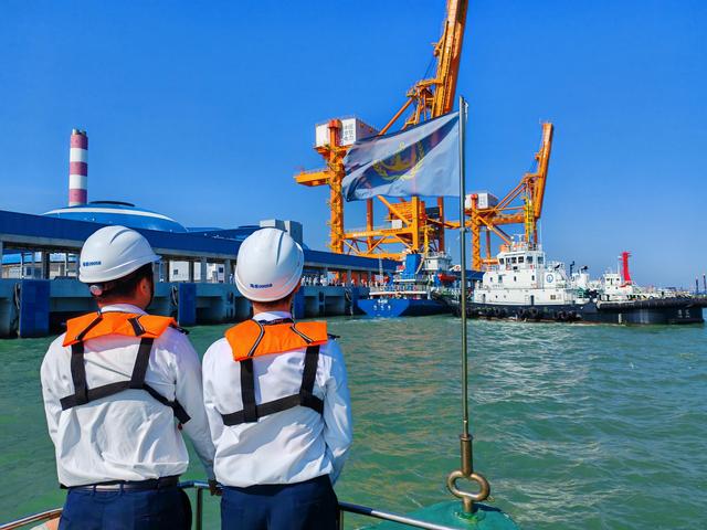 5000噸級電煤船首靠湛江，海事部門保障護(hù)航