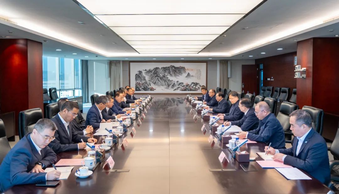 華電集團黨組書記、董事長江毅會見中國中車黨委書記、董事長孫永才