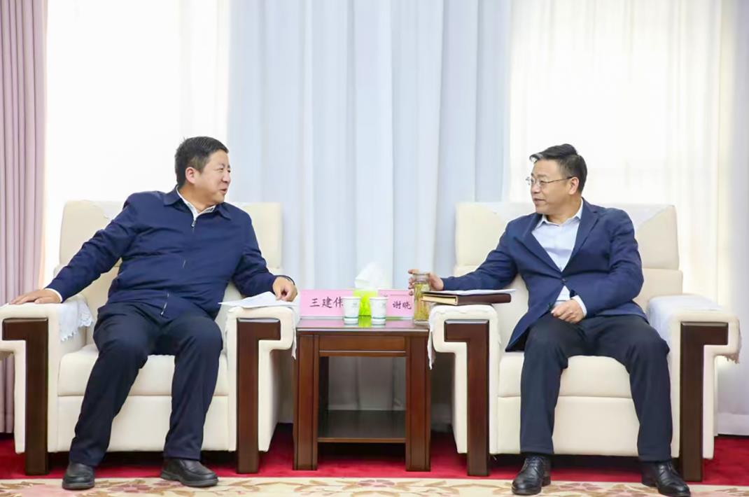 大唐甘肅公司黨委書(shū)記、董事長(zhǎng)王建偉與甘肅能化集團(tuán)黨委書(shū)記、董事長(zhǎng)謝曉鋒會(huì)談