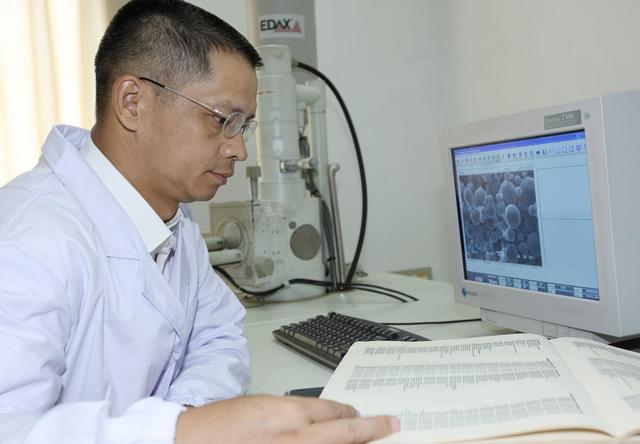 鐘發(fā)平:甘當(dāng)“鋪路石”的儲(chǔ)能“老兵”