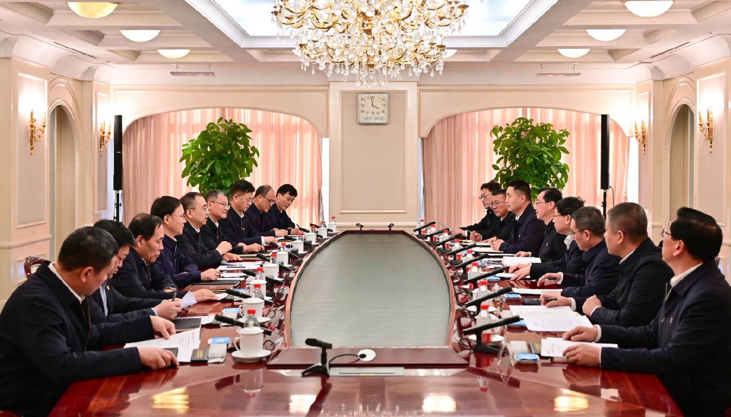 大唐集團(tuán)董事長(zhǎng)鄒磊、總經(jīng)理張傳江與中國(guó)安能董事長(zhǎng)陳奕輝、總經(jīng)理周慶豐會(huì)談