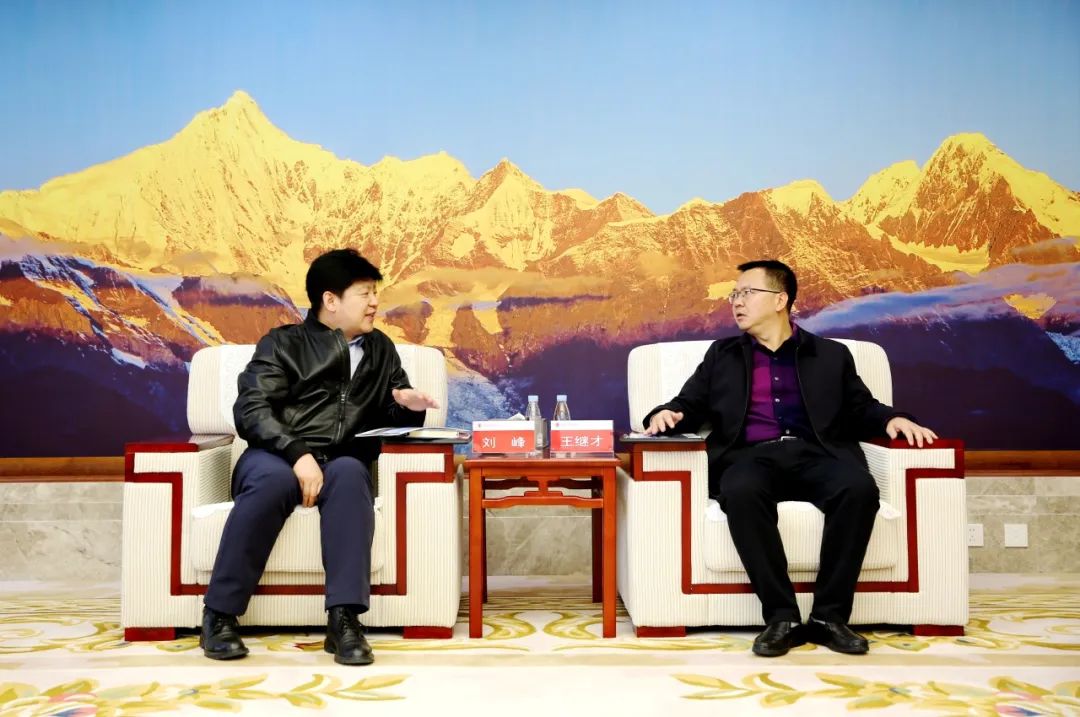 大唐云南公司黨委書記、董事長(zhǎng)王繼才與華為中國區(qū)數(shù)字能源業(yè)務(wù)部副總裁劉峰會(huì)談