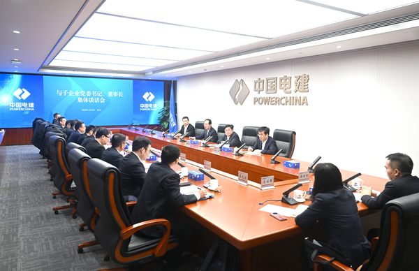 丁焰章與新任職子企業(yè)黨委書記、董事長(zhǎng)進(jìn)行集