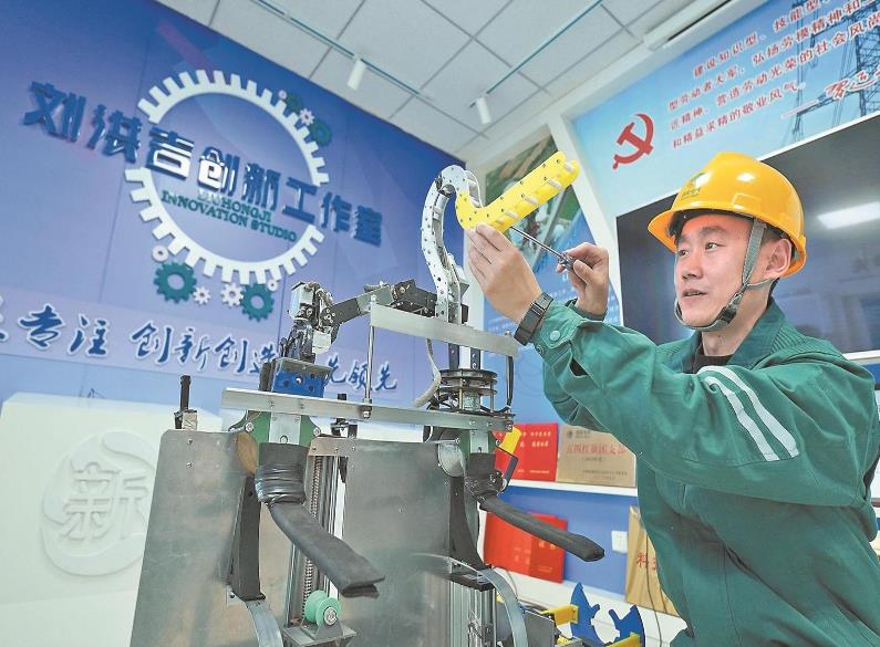 【國網(wǎng)特等勞?！縿⒑榧骸坝媚X子”爬塔走線 靠創(chuàng)新干出實效