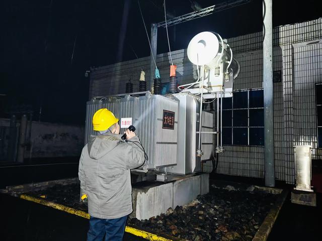 國網(wǎng)偃師供電公司全力應對風雪，確保供電穩(wěn)定