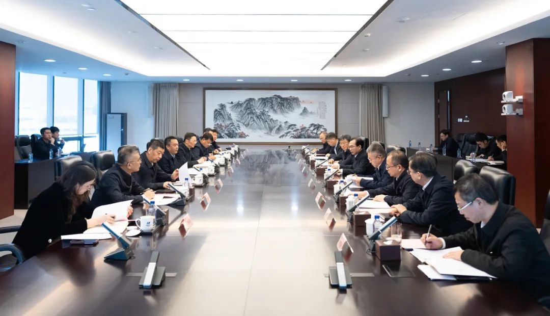 華電集團(tuán)董事長(zhǎng)江毅、總經(jīng)理葉向東與哈電集團(tuán)董事長(zhǎng)曹志安、總經(jīng)理黃偉舉行會(huì)談