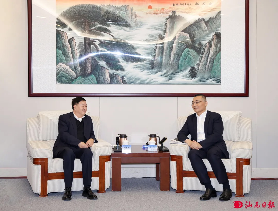 中廣核集團(tuán)黨委書記、董事長楊長利與汕尾市委書記逯峰、市長鄭海濤會(huì)談