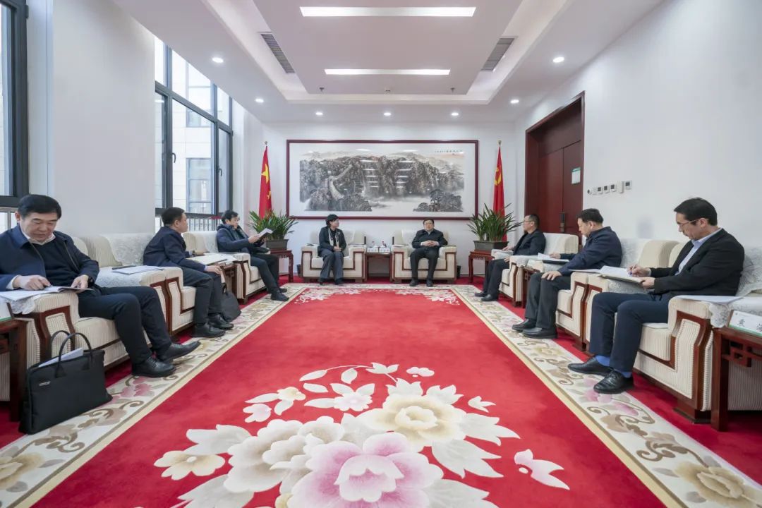 內(nèi)蒙古電力集團(tuán)與包頭市政府、中國二冶集團(tuán)、中國能建華北院和陜西院交流座談