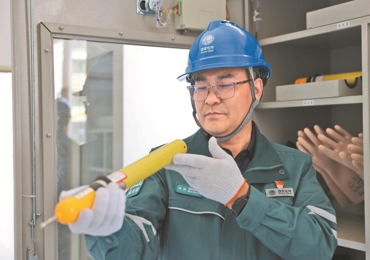 鄉(xiāng)親們的燈亮了，我的心就踏實(shí)了——記全國勞動模范楊波