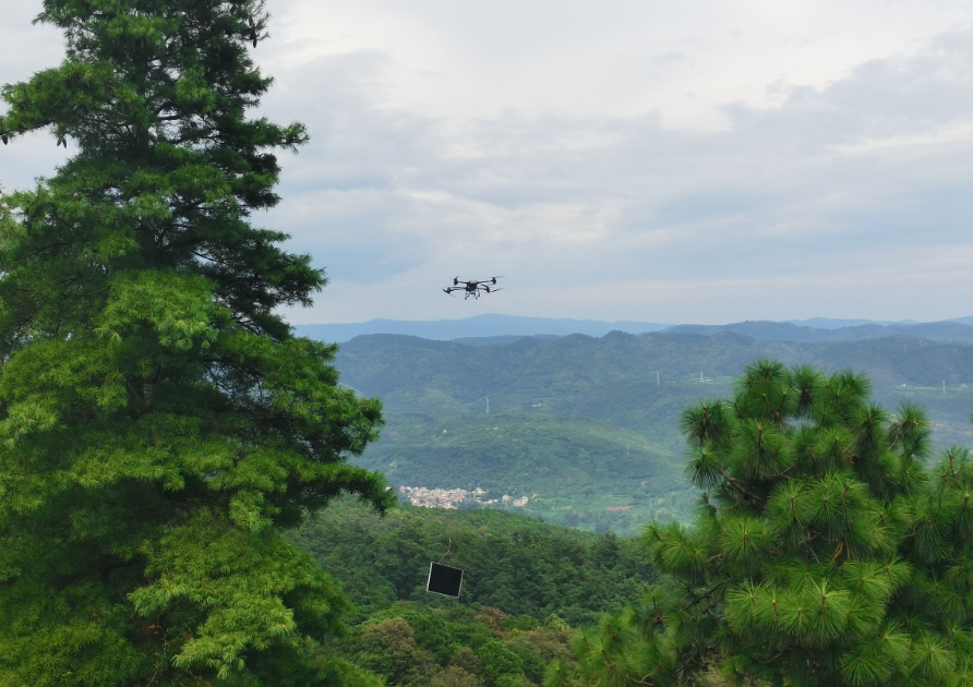 無(wú)人機(jī)“飛”越陡坡，山地光伏施工提速
